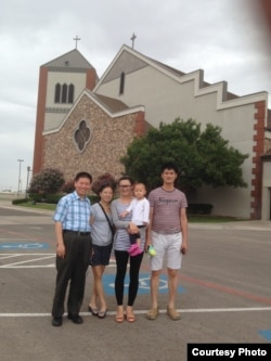 傅希秋牧师和师母海蒂、张慧馨及女儿和丈夫孙著磊（从左至右）（对华援助协会）