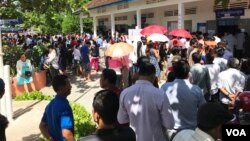 ពលរដ្ឋ​ខេត្ត​សៀមរាប​ចូល​រួមបោះឆ្នោត​នៅ​ការិយាល័យក្នុង​សាលា​បឋមសិក្សា​កេសរារាម សង្កាត់​ស្វាយដង្គុំ​ក្រុង​សៀមរាប ខេត្ត​សៀមរាប កាល​ពី​ព្រឹក​ថ្ងៃ​អាទិត្យ​ទី​៤ ខែ​មិថុនា ឆ្នាំ​២០១៧។ (ធីតា វីន/VOA)