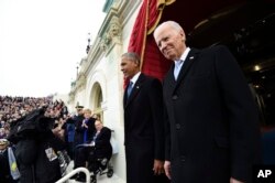 រូបឯកសារ៖ អតីត​ប្រធានាធិបី អូបាម៉ា និង​លោក Joe Biden ក្នុង​ពេល​ប្រកាស​ចូល​កាន់​តំណែង​ប្រធានាធិបតី ត្រាំ កាល​ពី​ខែ​មករា ២០១៧។