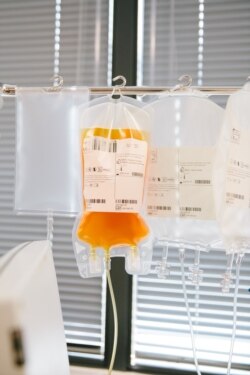 Plasma darah yang diambil dari para pasien pertama yang sembuh dari Covid-19 di Inggris, untuk didonorkan ke pasien yang masih berjuang melawan infeksi virus tersebut, di Inggris, 25 April 2020. (Foto: Kirsty Hamilton/NHSBT via Reuters)