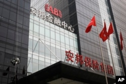 北京安邦保险集团大楼外面有人擦玻璃（2017年3月16日） 。