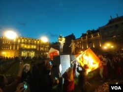 Protesni skup povodom godišnjce ilegalnog i nasilnog noćnog rušenja objekata u Hercegovčkoj ulici u Beogradu, održan je u skupom u Savamali. Nakon šetnje, okupljeni su podigli spomenike bivšim i sadašnjim gradskim čelnicima, Siniši Malom i Goranu Vesiću, ispred Skupštine grada Beograda, 24. aprila 2019. (Foto: Veljko Popović, VOA)