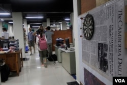 រូបឯកសារ៖ ទិដ្ឋភាពថ្ងៃធ្វើការ​ចុងក្រោយ​នៃ​កាសែត​ The Cambodia Daily ក្រោយ​ប្រតិបត្តិការ​បោះពុម្ភផ្សាយ​អស់​រយៈពេល​ ២៤ឆ្នាំ​និង​១៥ថ្ងៃ​ តាំងពី​ឆ្នាំ១៩៩៣​មក​ ក្នុង​រាជធានី​ភ្នំពេញ​ ថ្ងៃទី៣ ខែកញ្ញា ឆ្នាំ២០១៧។ (ហ៊ាន សុជាតា/VOA)