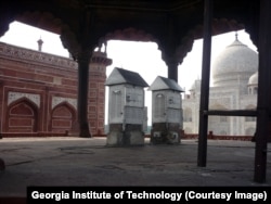 研究人员在泰姬陵建筑群落内部署空气采样设备，以判断究竟是什么造成了这座闻名世界的历史建筑颜色改变。