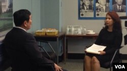Luhut Pabjaitan (kanan) dan reporter VOA, Eva Mazrieva.