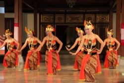 Para penari memakai masker dan faceshield tampil dalam perayaan Hari Tari Dunia di Solo, Kamis (29/4). (Foto courtesy: Pemkot Surakarta)