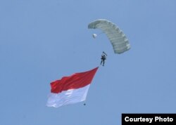 Atraksi terjun payung dalam upacara hari ulang tahun (HUT) Tentara Nasional Indonesia (TNI) ke-72 di Dermaga Indah Kiat Cilegon Provinsi Banten, 5 Oktober 2017. (Foto courtesy: Biro Pers Kepresidenan RI).