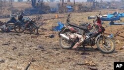Serangan udara di Desa Pazigyi di Kotapraja Kanbalu, Sagaing, Myanmar, Selasa, 11 April 2023. Puluhan penduduk desa dilaporkan tewas dalam serangan udara yang dilakukan junta militer. (Kelompok Aktivis Kyunhla via AP)