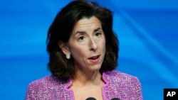 资料照片：被时为当选拜登提名为商务部长的罗德岛州长雷蒙多在特拉华州维尔明顿威尔明顿的一次活动上讲话。 (2021年1月8日)