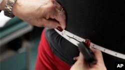 Merenje obima struka (Foto: AP/M. Spencer Green)