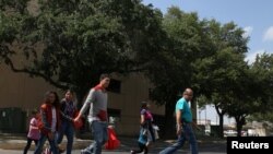 2018年4月6日德州一些抓后被放的非法移民准备前往美国其他州（路透社）