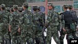 Cảnh sát vũ trang Trung Quốc tuần tra một khu vực của người sắc tộc Uighur tại Kashgar, tỉnh Tân Cương, ngày 4/8/2011