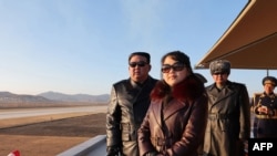 资料照片：官方的朝中社公布的摄于2023年11月30日的照片显示朝鲜领导人金正恩与据信名为金主爱的女儿视察空军。