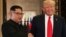 Pemimpin Korea Utara Kim Jong Un berjabat tangan dengan Presiden AS Donald Trump dalam pertemuan di Singapura, 12 Juni 2018 lalu. 