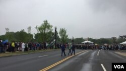 Ratusan ilmuwan dan pendukungnya berpawai di Washington, D.C. sebagai bagian dari rapat akbar di 600 kota seluruh dunia dalam menghadapi apa yang mereka pandang sebagai serangan politik yang terus berkembang terhadap informasi yang bisa dibuktikan keabsahannya, Washington, D.C., 22 April 2017 (foto: C. Presutti‏/VOA)