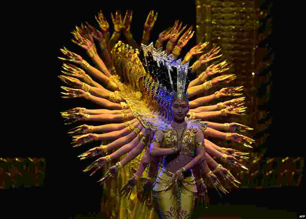 中国残疾人表演艺术团成员于2017年8月30日在波哥大的豪尔赫·埃利克·加特剧院演出“我的梦想”。中国残疾人表演艺术团成立于1987年。作为包容性的良好例证,该团体目前是联合国教科文组织的名誉和亲善大使。