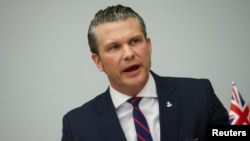 피트 헤그세스 미 국방장관이 2025년 2월 12일 벨기에 브뤼셀에서 열린 우크라이나방위연락그룹(UDCG) 회의에서 발언하고 있다.