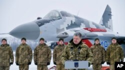 Presiden Ukraina Petro Poroshenko berpidato di Pangkalan Udara Angkatan Bersenjata Ukraina di wilayah Vasylkiv, Ukraina, 1 Desember 2018. 