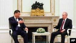 Presiden China Xi Jinping (kiri) dan Presiden Rusia Vladimir Putin dalam pertemuan di Kremlin, Moskow, Rusia, Senin, 20 Maret 2023. (Sergei Karpukhin, Sputnik, Kremlin Pool Photo via AP)