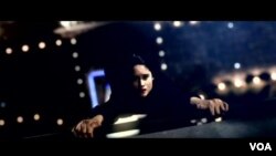 Cinta Laura dalam salah satu adegan film 'The Philosophers' yang diambil di depan layar hijau di Studio Universal di Los Angeles.