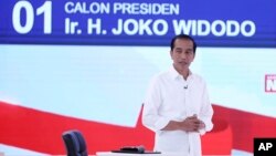 Capres 01, Presiden Joko Widodo dalam acara Debat Pilpres kedua di Jakarta, Minggu (17/2). 