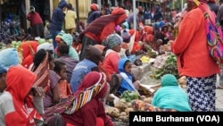 Suasana sebuah pasar di Papua. Perebakan virus corona di Papua, Senin, 13 April 2020, makin memprihatinkan seiring bertambahnya jumlah kasus dan wilayah yang terjangkit. (Foto: Alam Burhanan/VOA)