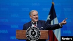 资料照片：德克萨斯州长阿博特在达拉斯讲话。(2018年5月4日)