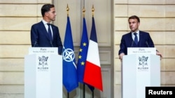 法国总统马克龙和北约秘书长马克·吕特（左）在法国巴黎爱丽舍宫举行会晤时发表声明。（2024年11月12日）