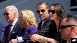 Presiden Joe Biden dan istrinya, Jill Biden, bersama anak-anaknya Hunter Biden (tengah) dan Ashley Biden (kedua dari kanan) saat menghadiri wisuda cucunya, Maisy Biden, di Universitas Pennsylvania, di Philadelphia, 15 Mei 2023. (Foto: Patrick Semansky/AP Photo)
