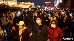 Demonstranti marširaju tokom skupa podrške zatvorenom ruskom opozicionom političaru Alekseju Navalnom, u Sankt Peterburgu, Rusija, 21. aprila 2021. (Foto: Rojters, Anton Vaganov)