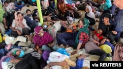 Pengungsi Rohingya beristirahat di Lhokseumawe, provinsi Aceh, Indonesia, 7 September 2020. (Foto: Antara Foto / Rahmad / via Reuters).