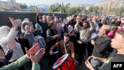 Warga Damaskus meluapkan kegembiraan mereka, 9 Desember 2024, setelah pemberontak yang dipimpin Islamis menyatakan telah merebut ibu kota Suriah dalam serangan kilat, yang menyebabkan Presiden Bashar al-Assad melarikan diri dan mengakhiri lima dekade kekuasaan Baath di Suriah.