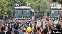 2月20日缅甸抗议者在曼德勒示威抗议军人政变。(路透社照片)