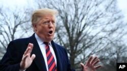 特朗普总统2019年1月19日在白宫前对记者讲话（美联社）