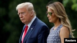 ARHIVA - Predsednik Tramp i prva dama Melanija u Beloj kući pred put za Floridu, 27. maja 2020. (Foto: Reuters/Carlos Barria)