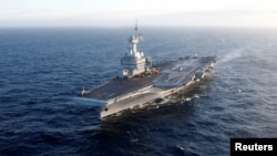 资料照片:行驶在地中海的法国“查尔斯·戴高乐”号航空母舰。(2019年3月7日)