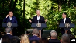 조 바이든 미국 대통령과 윤석열 한국 대통령, 기시다 후미오 일본 총리가 18일 미국 캠프 데이비드에서 3자 정상회의에 이어 공동 회견을 했다.