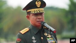 Panglima TNI Agus Subiyanto berbicara kepada media di Jakarta (foto: dok). 
