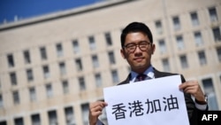 资料照：香港民主活动人士罗冠聪在意大利外交部外对媒体讲话向罗马施压。 （2020年8月25日）