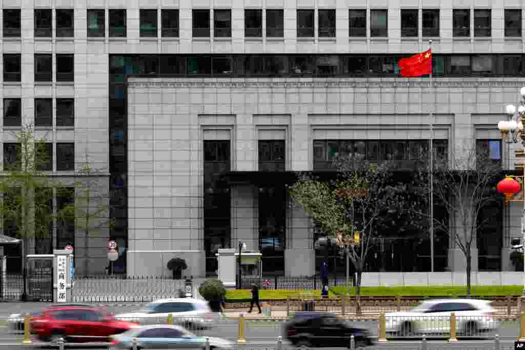 北京的中国商务部门前车如流水(2018年4月6日)。6月初,在免去朱光耀副部长一职的同时,中国宣布任命原中央财经委员会办公室副主任廖岷为财政部副部长。廖岷被认为是习近平的亲信刘鹤的副手。刘鹤在出任中财办主任后将廖岷提拔为副主任。在上一轮美中贸易谈判中,廖岷曾随刘鹤前往华盛顿。今年50岁的廖岷获有英国剑桥大学工商管理硕士学位,被中国官方媒体称为是理论水平非常高的学者型官员。