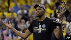 Kevin Durent sa trofejem namenjenom najkorisnijem igraču finala NBA plej-ofa 