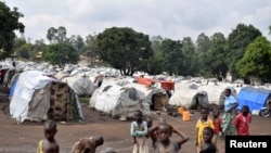  Des enfants dans un camp de fortune pour personnes déplacées à Bunia, province de l'Ituri, dans l'est de la République démocratique du Congo, le 25 juin 2019.