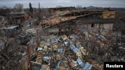 FILE - Sarang lebah yang hancur akibat serangan rudal Rusia di desa Rivne dekat kota Pokrovsk, wilayah Donetsk, Ukraina 7 Januari 2024. (REUTERS/Oleksandr Ratushniak)
