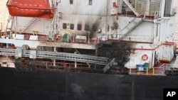 Američki brod Dženko Pikardi koji je napadnut u sredu dronom lansiranim od strane jemenskih Huti pobunjenika u Adenskom zalivu, (Foto: AP/mornarica Indije)