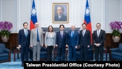 台湾总统赖清德2025年8月29日在总统府会晤美国参议院军事委员会主席威克(右三)和军委会战略武装力量小组委员会主席费舍尔(左三)。(图片来源：台湾总统府)