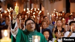 天主教神父邓友南10月26日晚间在越南义安省安城教堂内为英国卡车尸体惨案的39名死者举行烛光祷告仪式，有大约500人参加。