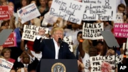 美国总统川普在佛罗里达州举行的集会上(2017年2月18日)