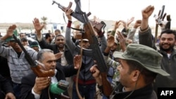 Lực lượng của ông Gadhafi đã chiếm 2 thị trấn Ras Lanuf và Bin Jawwad của phe nổi dậy ở phía tây thị trấn Brega