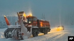 美国加州铲雪车正在清除50号公路的积雪（2022年12月31日）