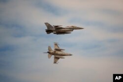 Arhiva - Rununski borbeni avioni F-16 lete iznat vojne baze u Rumuniji, 13. novembra 2023.